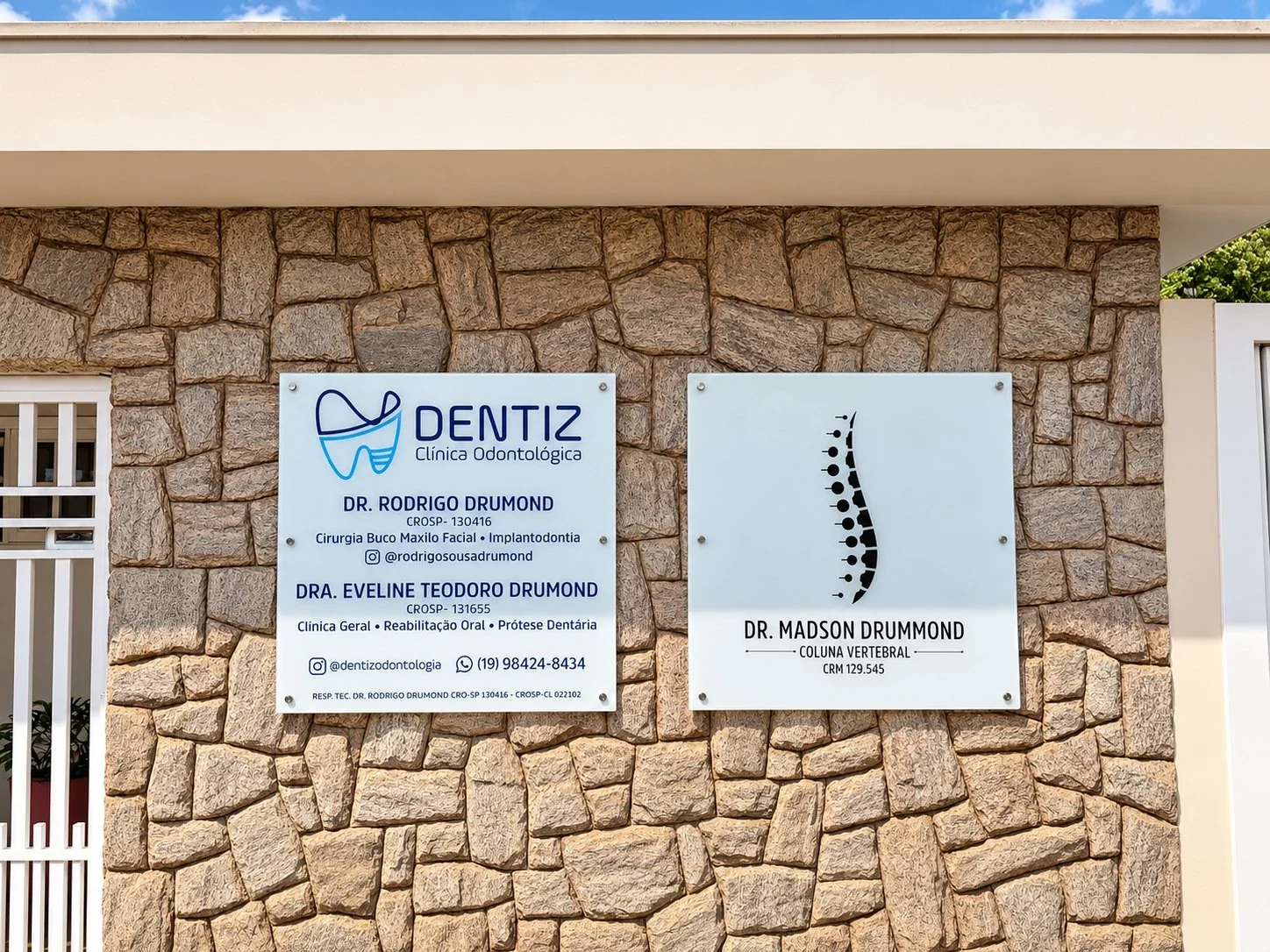 Placas externas de identificação da Clínica Dentiz